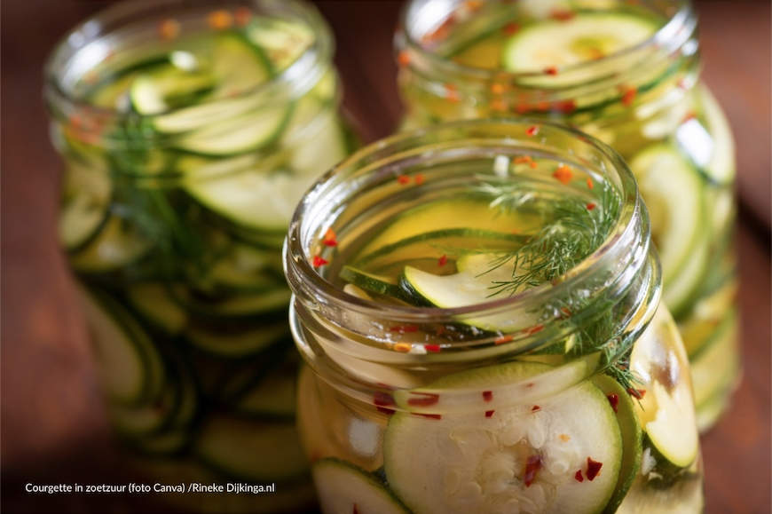 Ingemaakte courgettes in zuur