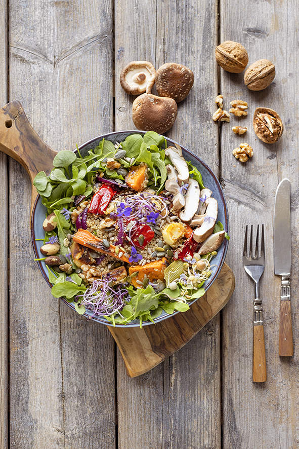 Quinoa maaltijdsalade met geroosterde seizoengroenten