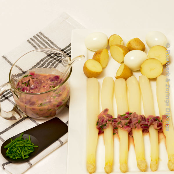 Asperges met zoete rode uiensaus